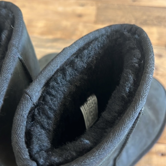 Women’s classic short Ugg boot.  Size 5 black. - Picture 4 of 5